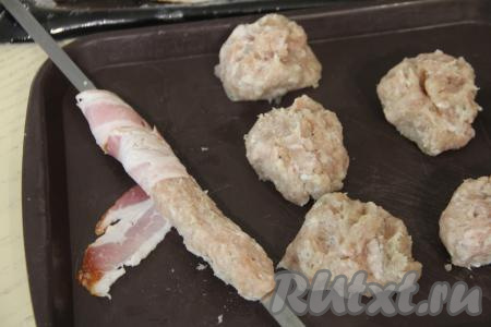 Обернуть каждый люля-кебаб полоской бекона, накручивая полоску внахлёст. Если одной полоски не хватит, для того чтобы обернуть весь фарш на шампуре, тогда используйте несколько полосок.