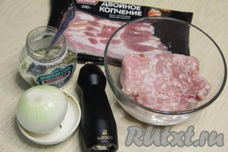 Подготовить продукты для приготовления люля-кебабов в беконе на мангале. Лук почистить. Мясо (у меня - свинина, но можно взять любое мясо на ваш вкус) промыть водой, обсушить, пропустить через мясорубку. Бекон я взяла копчёный, нарезанный на тонкие полоски. Если у вас бекон одним куском, тогда его нужно будет нарезать на полоски.