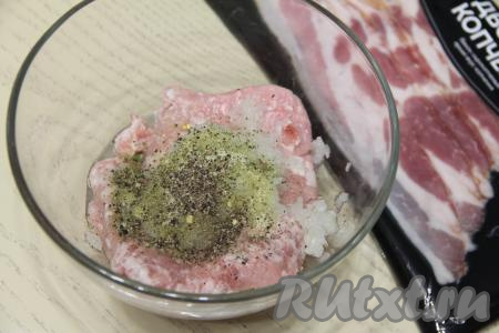 В мясной фарш добавить перекрученный лук, всыпать соль и специи по вкусу (я в качестве специй использовала хмели-сунели и чёрный&nbsp;молотый перец).