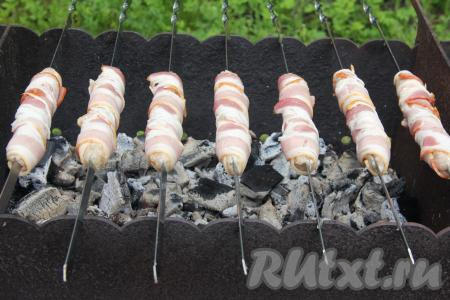 Подготовить мангал, в нём должны быть раскалённые седые угли. Прямого огня в мангале быть не должно. Выложить шампуры с люля на мангал.