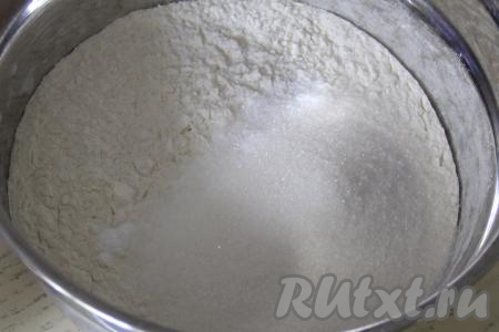 Сливочное масло растопить (я растапливаю в микроволновке), дать немного остыть. В миске соединить 200 грамм муки, сахар, соль и разрыхлитель, перемешать сухие ингредиенты.