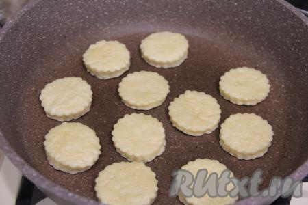 Сухую сковороду (смазывать её маслом не нужно) поставить на огонь, хорошо разогреть, затем выложить заготовки сметанного печенья.