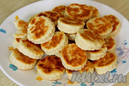 Готовое печенье складывать на тарелку. Постепенно пожарить на сковороде всё печенье. Из предложенного количества ингредиентов получается большая тарелка печенюшек (больше 20 штук).