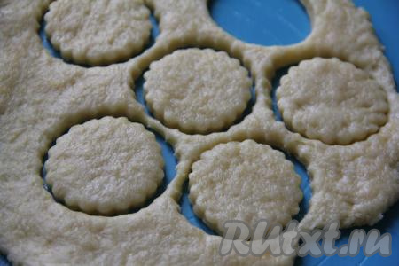Это тесто очень приятное в работе. На слегка присыпанной мукой поверхности раскатать тесто в пласт толщиной 3-4 миллиметра,&nbsp;с помощью вырубки для печенья (или стаканом) вырезать кружочки любого диаметра (я использовала вырубку для печенья диаметром 4 сантиметра). Тесто, оставшееся после вырезки заготовок сметанного печенья, ещё раз раскатать и тоже вырезать заготовки печенья.