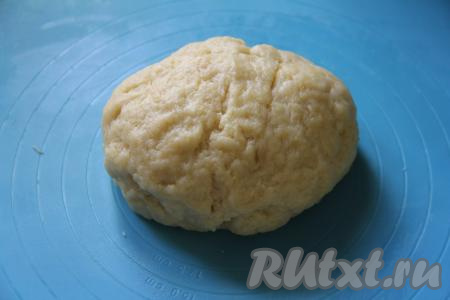 Перемешать тесто сначала ложкой. А затем, подсыпая частями оставшуюся муку, замесить руками мягкое, слегка липнущее тесто. Как только тесто стало едва липнущим, значит больше муку добавлять не нужно. Долго вымешивать это тесто не нужно, достаточно будет собрать его в шар. Размер яйца, жирность сметаны и качество муки могут быть разными, поэтому и муки может понадобиться как больше, так и меньше, чем указано в ингредиентах, главное - ориентируйтесь на консистенцию замешиваемого теста.