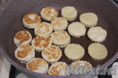 Жарить печенье с двух сторон до золотистого цвета на среднем огне.