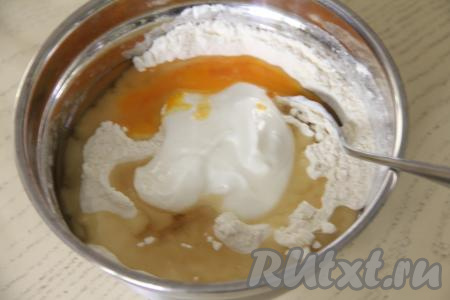 В миску с сухими ингредиентами добавить сметану, сырое яйцо и растопленное остывшее сливочное масло.&nbsp;