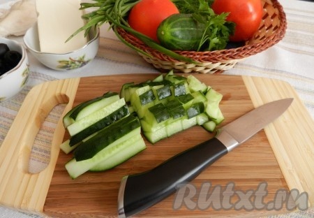 Огурцы вымыть и нарезать кубиками.