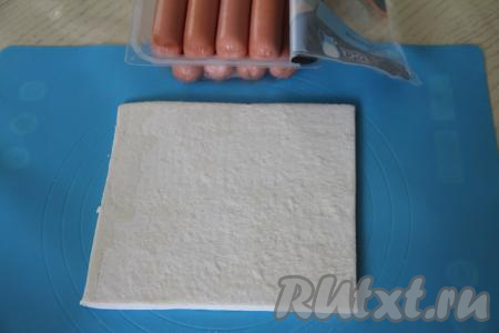 Слоёное тесто разморозить при комнатной температуре.&nbsp;Пласт размороженного теста выложить на слегка припылённую мукой рабочую поверхность.