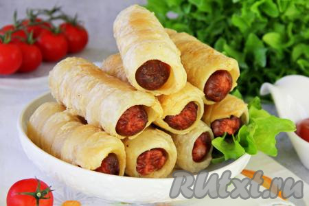 Сосиски в тесте подавать к столу лучше тёплыми, а если они остыли, то можно немного их подогреть в микроволновке.