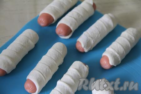 Вот такие заготовки сосисок в слоёном тесте получились у меня.