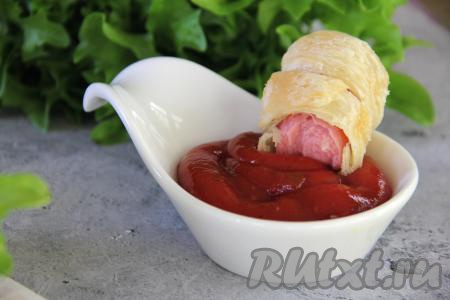 ​​​​​Мне нравится есть такие сосиски, макая их в кетчуп. Сочетание сочной сосиски и приятно похрустывающего слоёного тесто, делает эту выпечку аппетитной и очень вкусной. Вот так достаточно просто и быстро можно приготовить в мультиварке отличную выпечку, которую можно подать и к чаю, и в качестве перекуса.