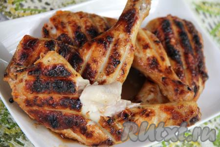 Готовность можно проверить, проколов окорочок ножом в толстой части у кости. Если выделяется прозрачный сок, без вкраплений крови, значит мясо готово.