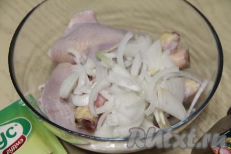 Выложить куриные окорочка в глубокую миску, добавить лук, нарезанный на тонкие полукольца. Лук я советую добавлять обязательно, он нужен только для процесса маринования, так как хорошо размягчает мясо и оно становится более нежным.