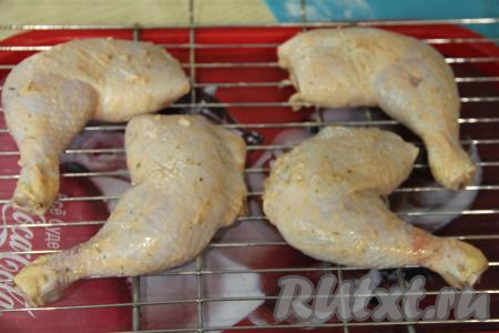 Замаринованные окорочка переложить на решётку мангала.