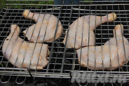 Поместить решётку на мангал с раскалёнными углями.