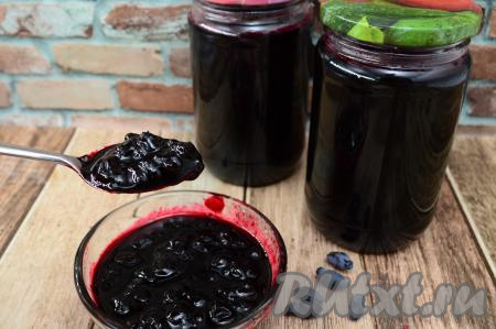 Зимой красивое, достаточно густое, очень вкусное варенье из жимолости, приготовленное по этому несложному рецепту, станет отличным дополнением к блинчикам, сырникам, да и просто к чаю.