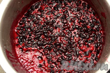 После того как в кастрюле будет достаточно жидкости, увеличить огонь до среднего, периодически перемешивая, дать варенью из жимолости закипеть.&nbsp;&nbsp;