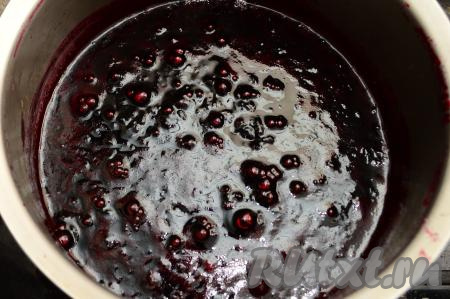 После закипания убрать пену (у меня пены на этом этапе не было), проварить 5 минут на небольшом огне, время от времени помешивая.