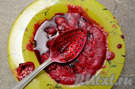 Аккуратно снять с поверхности варенья пену, её будет немного.