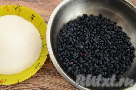 Слегка обсохшие ягоды выложить в глубокую миску. Отмерить нужное количество сахара. Для этого варенья я беру ягоды и сахар в соотношении 1 к 1, то есть если у меня 700 грамм перебранной жимолости, мне понадобится 700 грамм сахара. 