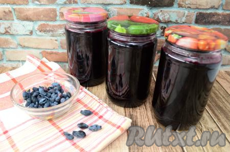 Укутать горячие банки (я их не переворачиваю вверх дном) в тёплое одеяло (или плед) для дополнительной стерилизации и оставить до полного остывания (примерно на сутки). Полностью остывшие банки переставить на хранение в прохладное место (например, в кладовку или подвал).