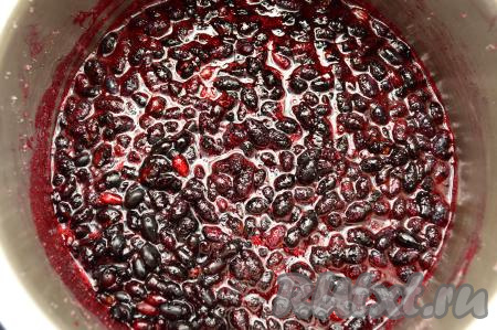 Поставить кастрюлю с ягодами в сахаре на небольшой огонь, перемешать. Аккуратно время от времени перемешивая и не допуская подгорания, начать готовить варенье. Постепенно ягоды начнут выделять сок и в кастрюле будет достаточно много жидкости. Воду в процессе варки я не добавляю.