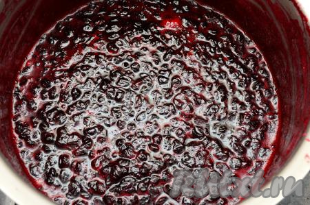 После закипания варенья уменьшить огонь, проварить его 5 минут, время от времени перемешивая. Затем убрать с огня, накрыть крышкой и оставить остывать до комнатной температуры (ориентировочно на 4-5 часов).