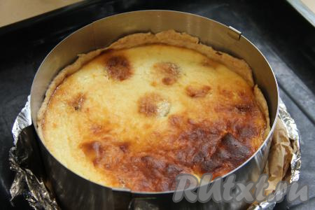 Готовый пирог достать из духовки, полностью остудить в форме.&nbsp;