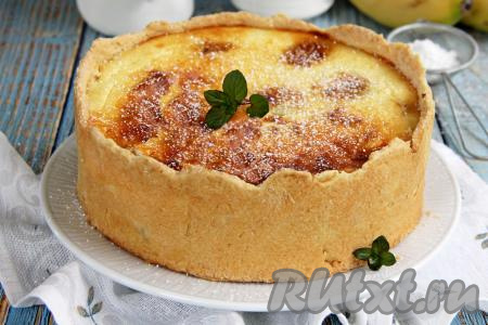 С готового пирога снять бортики формы и переложить его на тарелку.