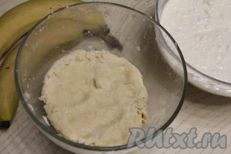 В получившуюся крошку влить 1,5 столовых ложки холодной воды, тщательно перемешать, начиная собирать тесто в ком. Добавляя по 0,5 столовых ложки холодной воды, собрать тесто в нежный, не липнущий к рукам шар. Как только тесто соберётся в ком, значит больше добавлять холодную воду и вымешивать не нужно.&nbsp;