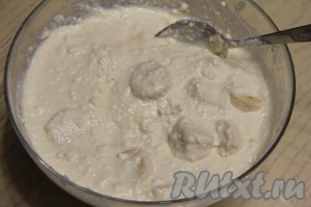 Очень хорошо перемешать и начинка из творога и бананов для песочного пирога готова.