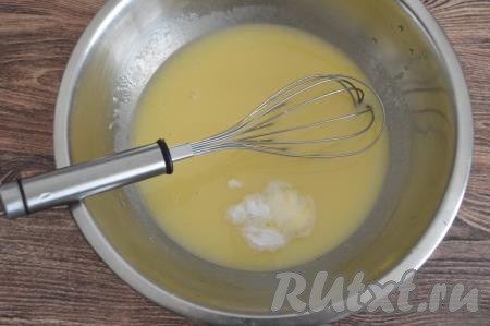 Всыпать разрыхлитель, перемешать.