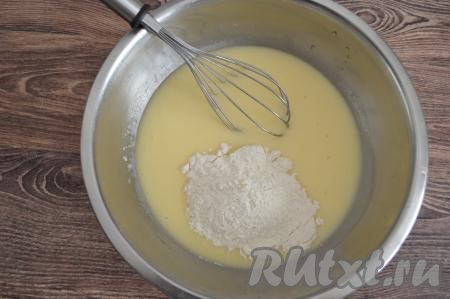 Добавить в миску 100 грамм муки, перемешать венчиком.