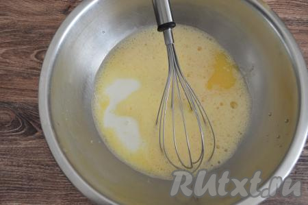Влить растопленное масло и кефир в миску со взбитыми яйцами, перемешать.