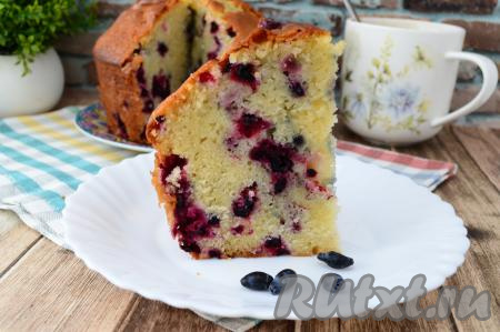 А вот какой разрез у нашего в меру сочного, очень вкусного, нежного кекса с жимолостью. Угощайтесь!
