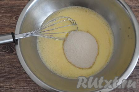 Затем всыпать в миску сахар, перемешать до однородности.