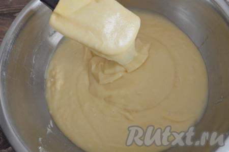 Постепенно добавляя и хорошо вмешивая оставшуюся муку, замесить однородное, в меру густое, нежное тесто, напоминающее сметану средней жирности, с лопатки оно должно стекать достаточно широкой лентой. Как только добились нужной густоты теста для кекса, значит не нужно больше добавлять муку.