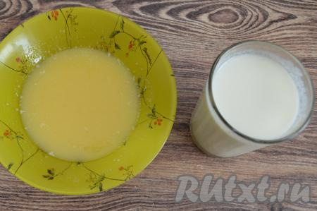 Растопить сливочное масло до жидкого состояния (я растапливаю в микроволновке), дать немного остыть. Подогреть кефир до комнатной температуры (я подогреваю кефир в течение 30 секунд в микроволновке).