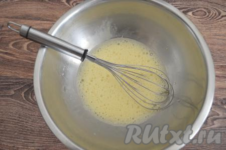Яйца разбить в глубокую миску. Взбить яйца венчиком до побеления и увеличения в объёме (я интенсивно взбиваю 3 минуты).