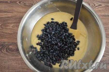 Затем добавить в тесто жимолость.