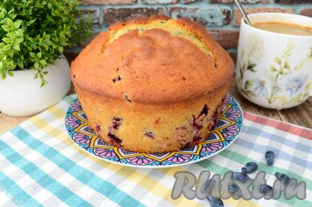 Готовность кекса обязательно нужно проверить, проколов его сверху в середине сухой деревянной палочкой, если палочка после прокалывания останется сухой, на ней не будет следов теста, значит выпечка готова. Время выпечки во многом зависит от размера формы, поэтому по прошествии 40 минут следите за процессом приготовления кекса в духовке.