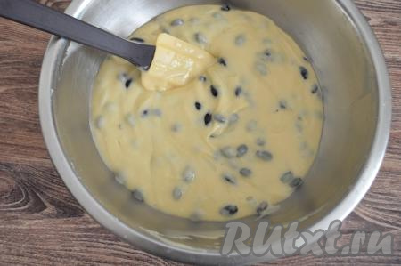 Аккуратно перемешать тесто, равномерно распределяя жимолость по тесту.