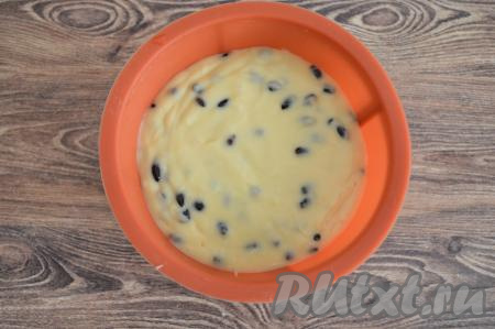 Выложить тесто в форму для выпечки кексов, аккуратно разровнять тесто. Я использовала силиконовую форму для выпечки кексов диаметром 15 сантиметров, если вы будете выпекать кекс в железной форме, тогда перед выкладыванием теста её нужно обязательно смазать маслом. Выпекать кекс с жимолостью в разогретой до 180 градусов духовке минут 55-60. По истечении 40 минут с начала выпечки я накрыла кекс сверху пергаментной бумагой, так как верх кекса стал сильно румяниться.