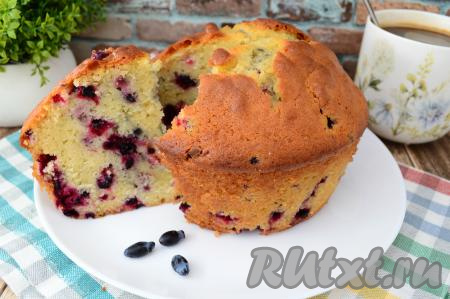 Готовый кекс с жимолостью достать из духовки, остудить его в течение 5 минут, после этого вынуть из формы, переложить на решётку и оставить до полного остывания. Переложить остывший кекс на тарелку, нарезать на кусочки и подать к столу.