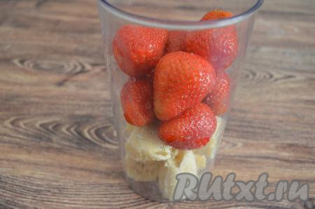 Сверху на бананы выложить клубнику.