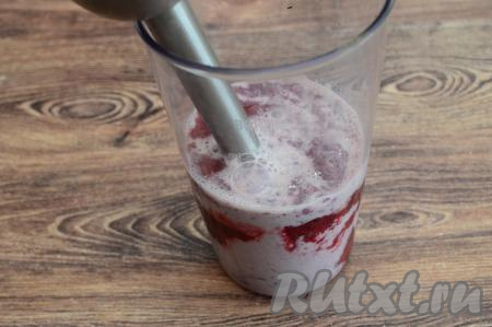 Затем в чашу с ягодно-банановым пюре влить молоко.