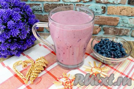 Вкусный, аппетитный, полезный смузи из жимолости и банана разлить по стаканам и сразу же подавать к столу. Всего получилось 500 миллилитров смузи.