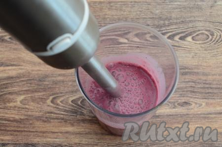 Ещё раз пробить содержимое чаши погружным блендером. Я пробиваю не менее минуты, чтобы появились характерные пузырьки. После этого можно попробовать напиток на сладость и, если надо, то добавить сахар или мёд по вкусу. Мне в смузи хватило сладости и я ничего не добавляла.
