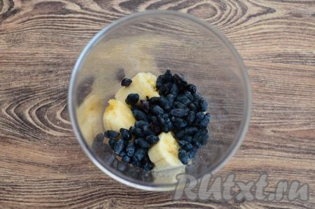 Поверх банана всыпать ягоды жимолости.